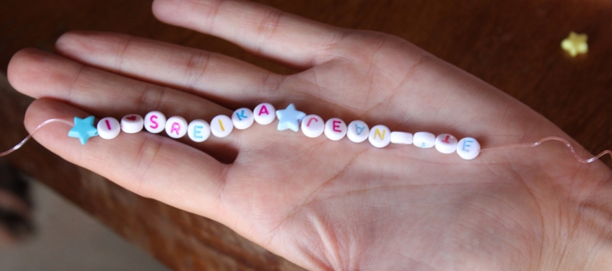 Als Geschenk gibt es eine Kette.