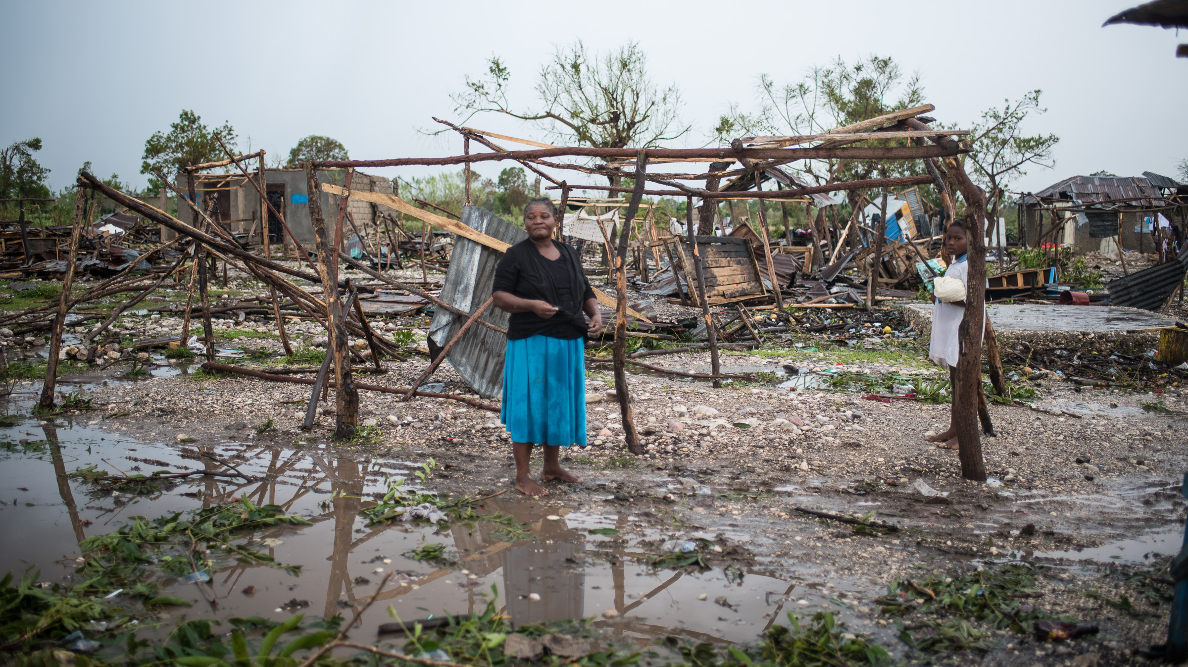 Hurrikan Matthew Schäden in Haiti Frau vor zerstörten Häusern
