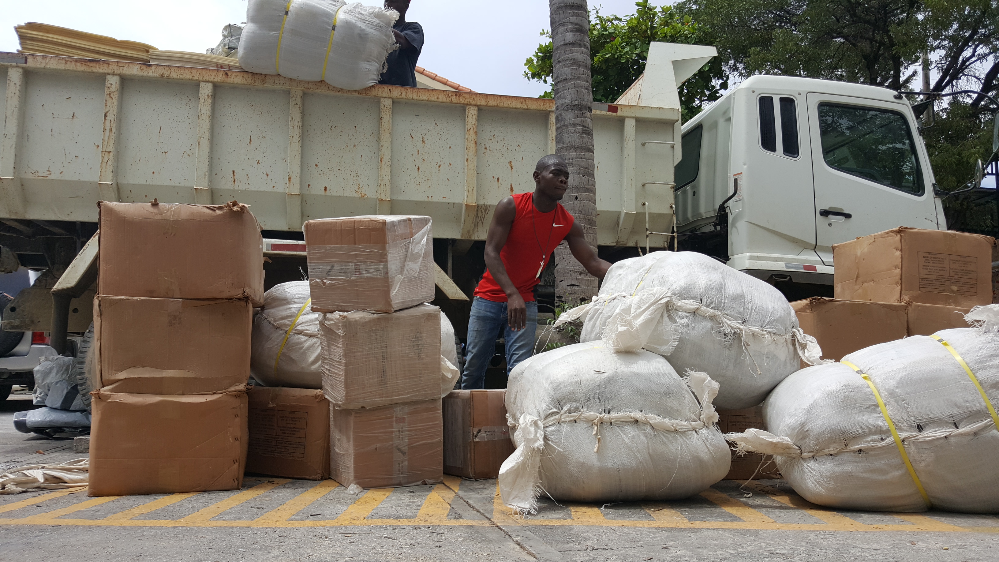 World Vision bereitet Hilfsgüter zum Transport nach Hurrikan Matthew in Haiti vor