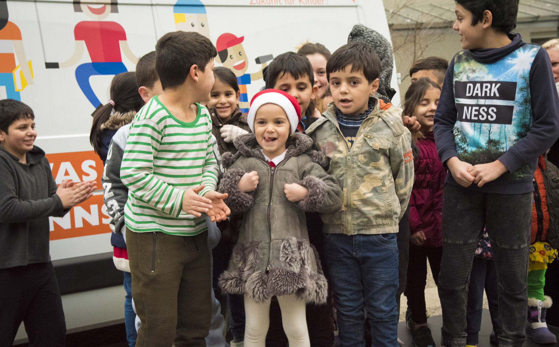 World Vision Spielmobil in Berlin - geflüchtete Kinder singen 