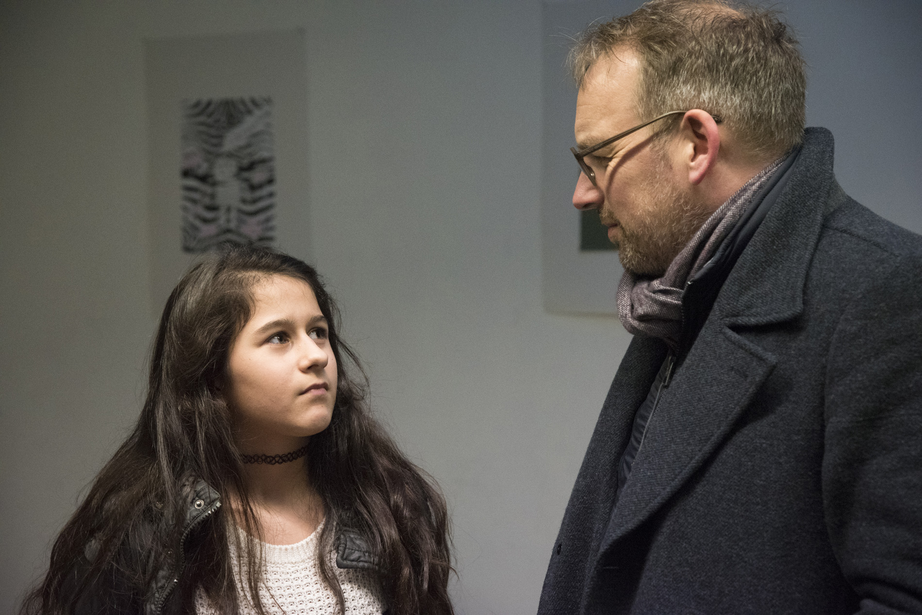 Christoph Waffenschmidt von World Vision spricht mit Mädchen aus Aleppo in Flüchtlingsunterkunft in Berlin