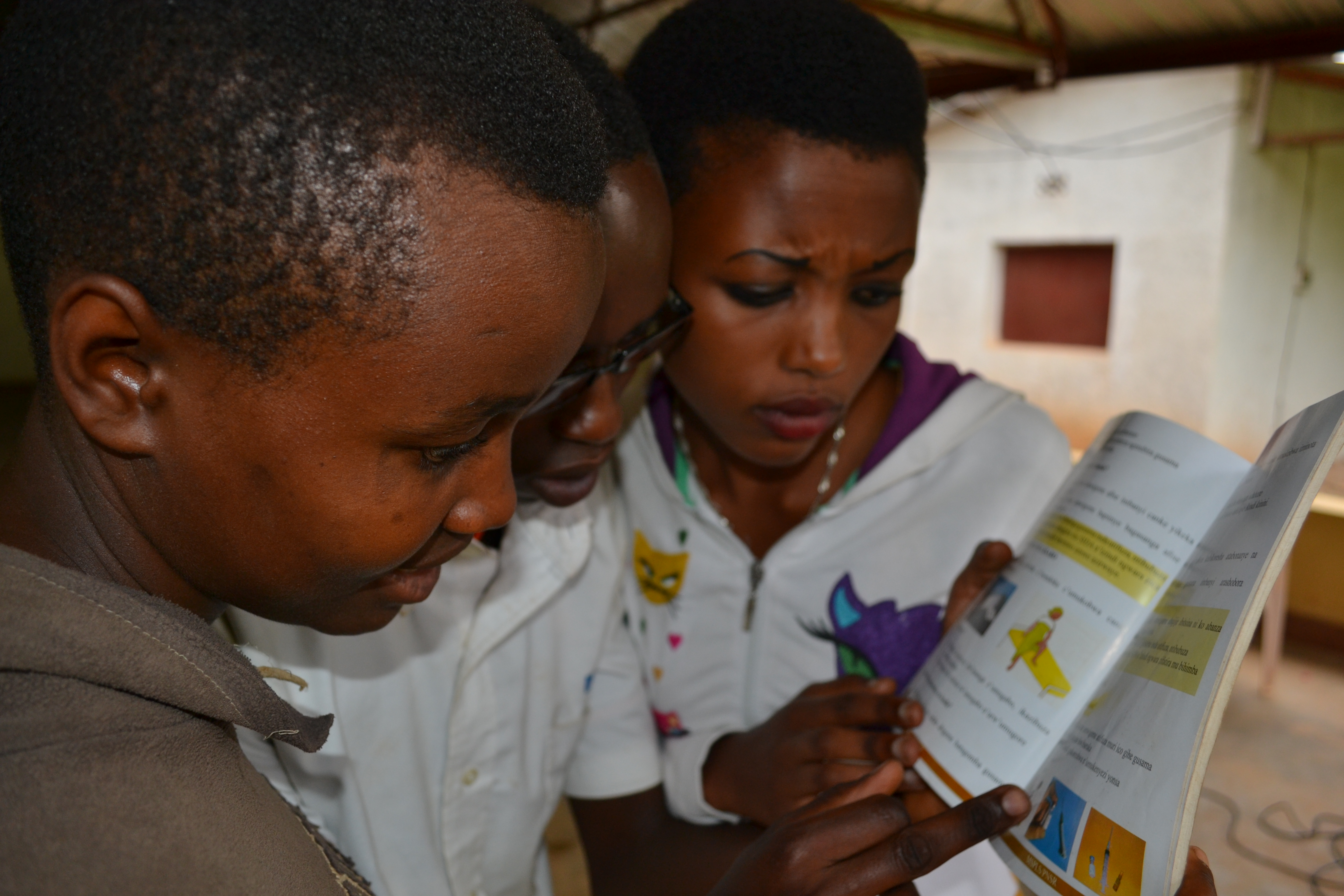 Teenager in Burundi informieren sich über sexuelle Gesundheit und Familienplanung