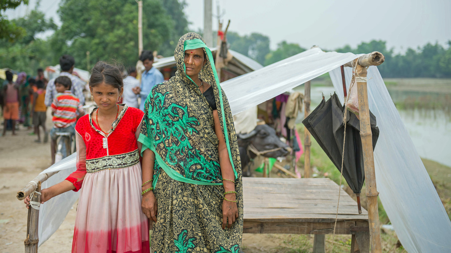 Mutter und Tochter vor Notunterkunft während der Flutkatastrophe in Bihar / Indien