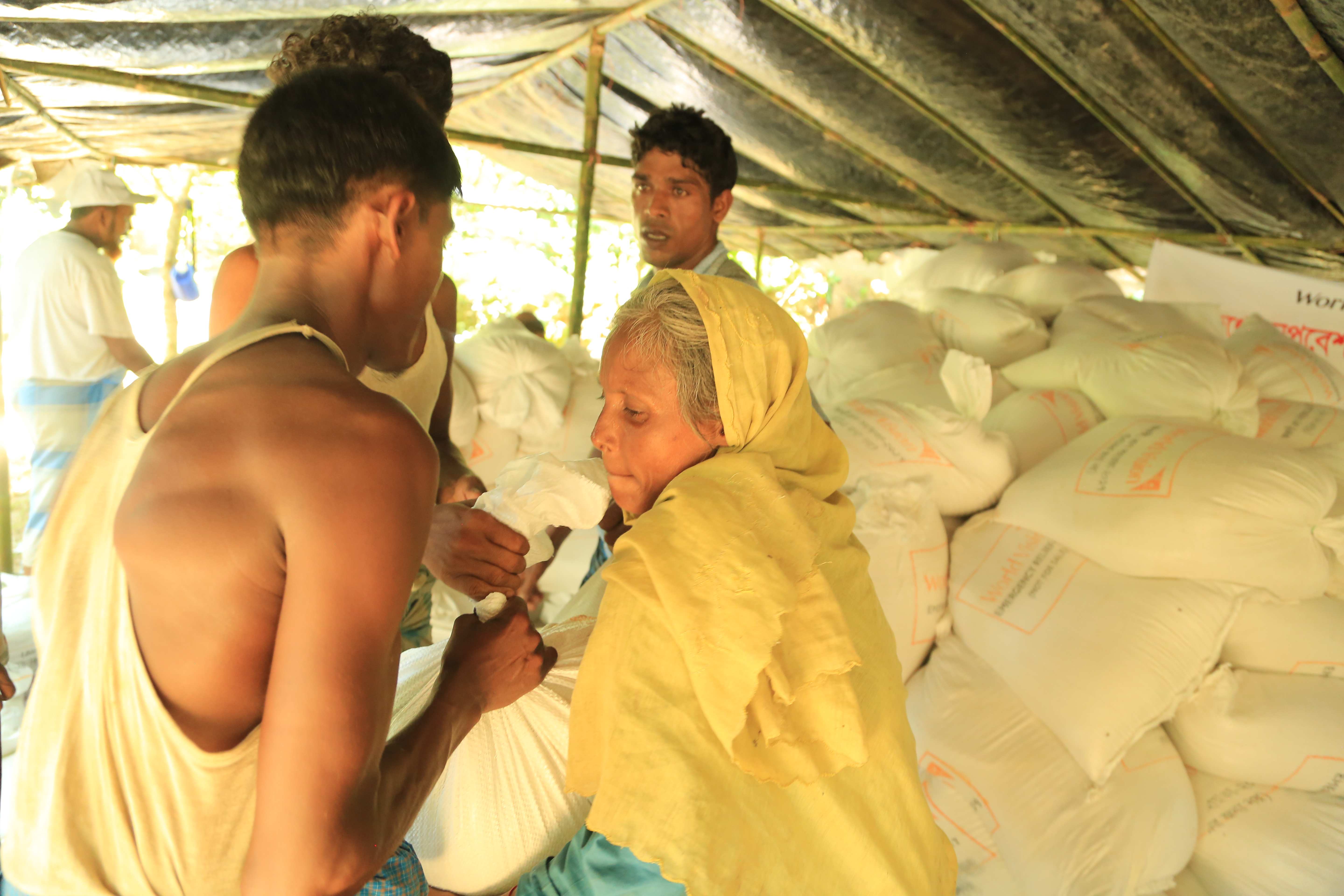 nahrungsmittel-verteilung an fluechtlinge aus myanmar in bangladesch