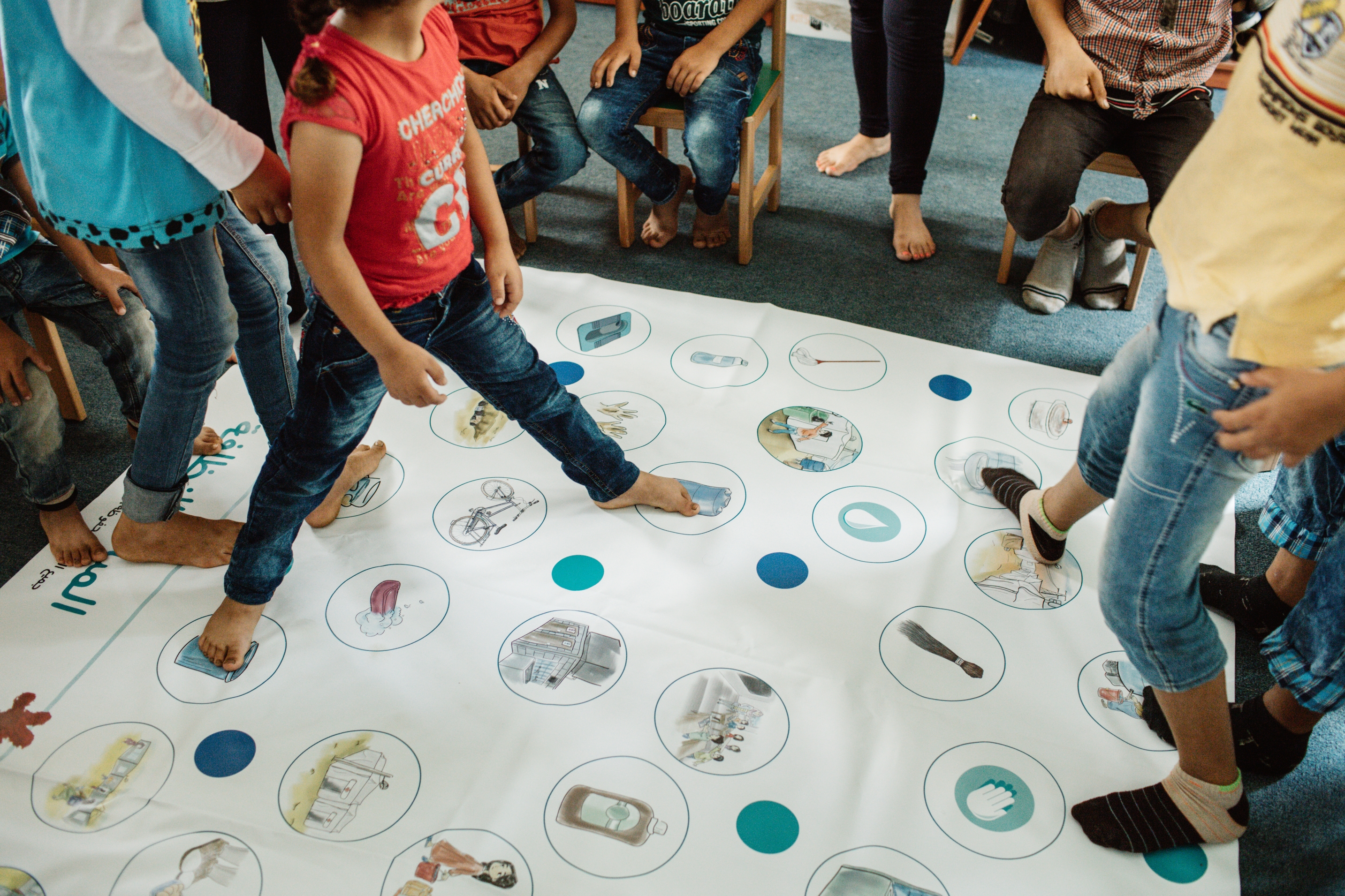 Spielmatten sind Teil des interaktiven Lernprogramms der Initiative "WASH UP!". Foto: World Vision
