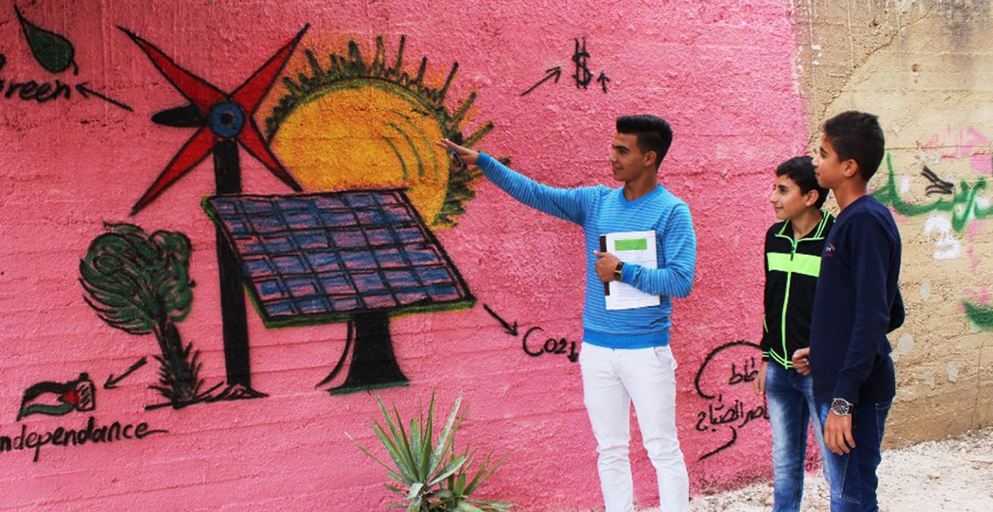 Jugendlicher erklärt Kindern Solarenergie
