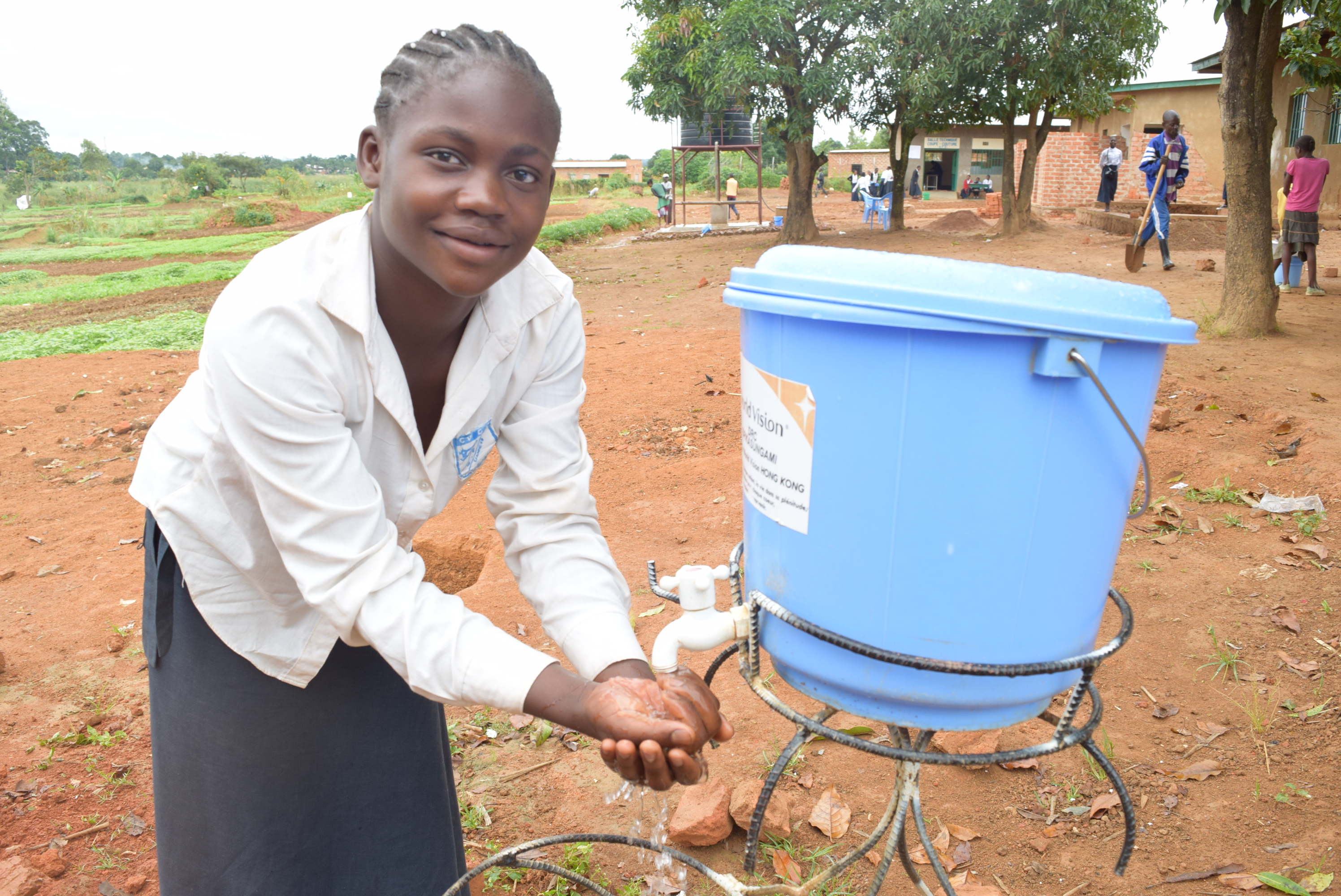 World Vision Präventionsmaßnahmen wie Handwasch-Stationen zum Schutz vor der Ebola-Epidemie