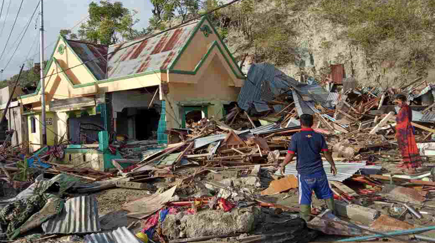 Zwei Erdbeben und ein Tsunami haben auf der Insel Sulawesi viele Häuser und Infrastruktur zerstört.