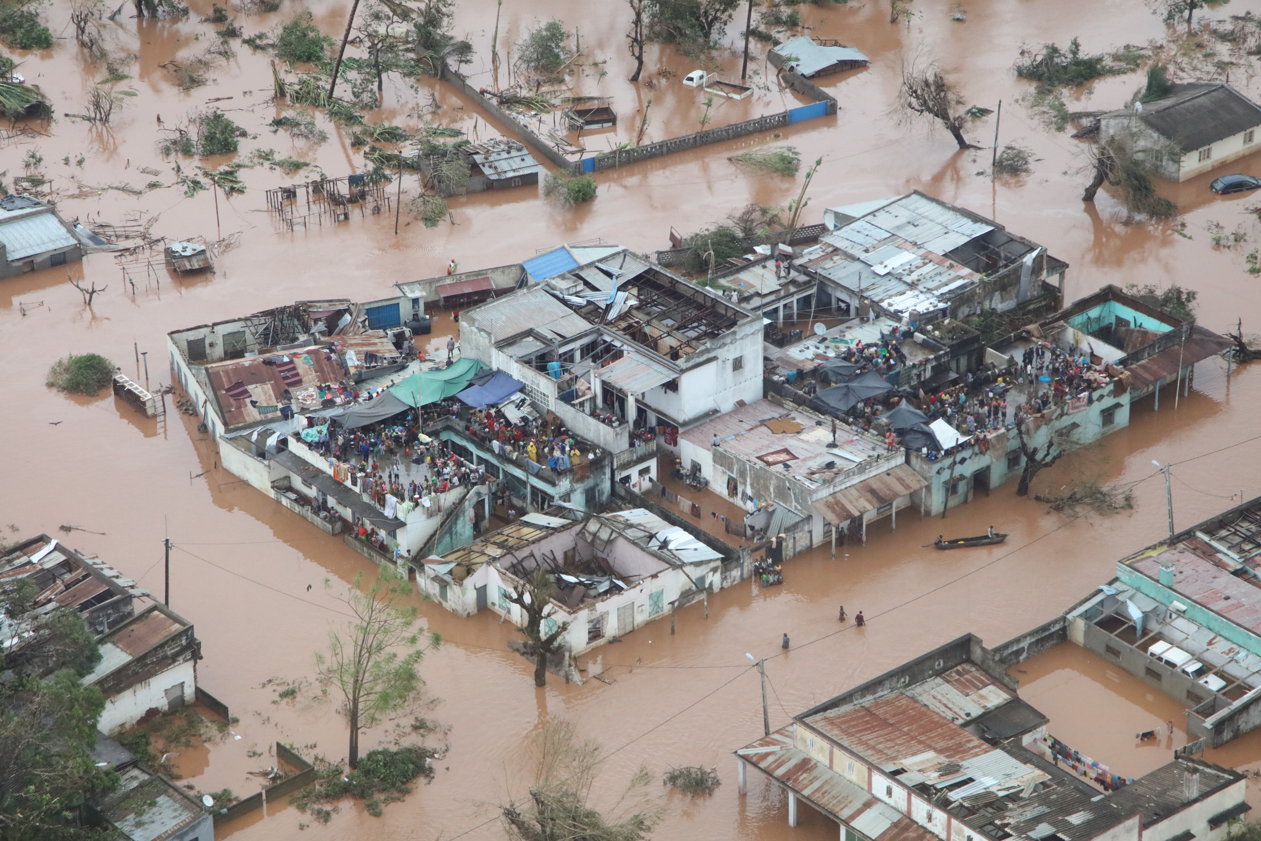 In der durch Zyklon Idai überfluteten Stadt Beira in Mosambik haben sich viele Menschen auf Dächer gerettet: Foto: National Institute for Disaster Management