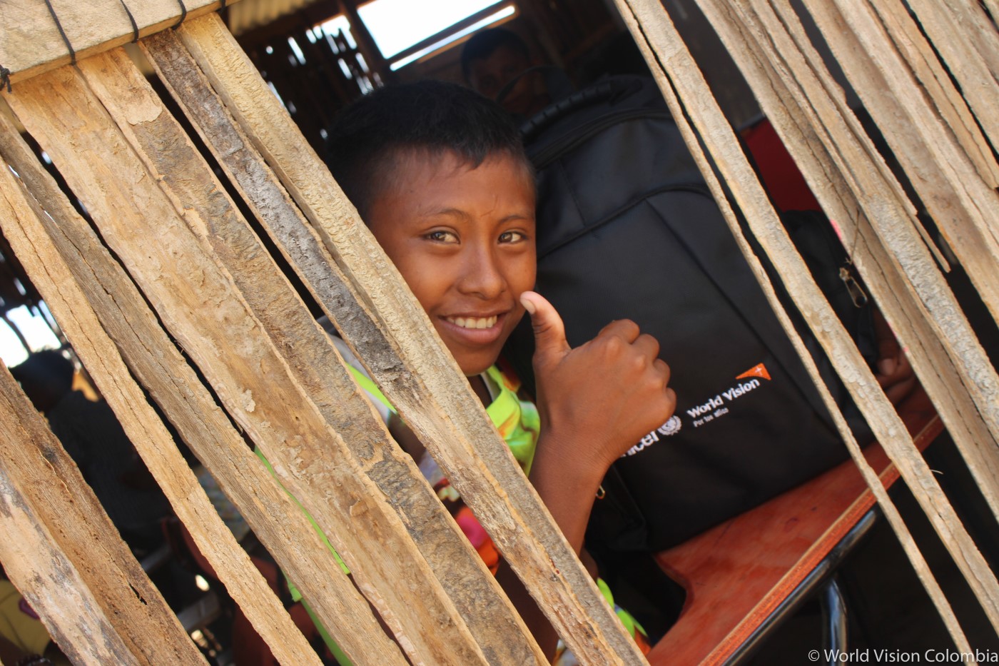 World Vision und Unicef helfen geflüchteten Schulkindern aus Venezuela. Ein Junge freut sich über die erhaltene Schultasche.