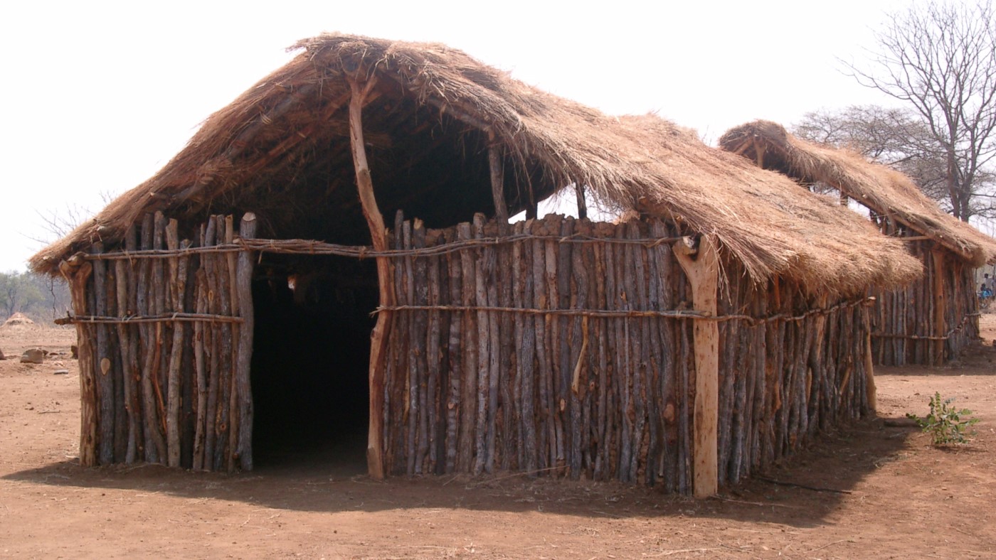 Zu Beginn unserer Projektarbeit mussten sich die Schulkinder in einfachen Hütten treffen