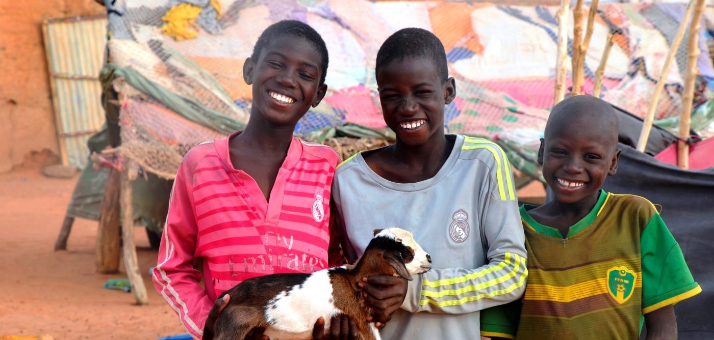 Jungen mit Ziege in Mauretanien