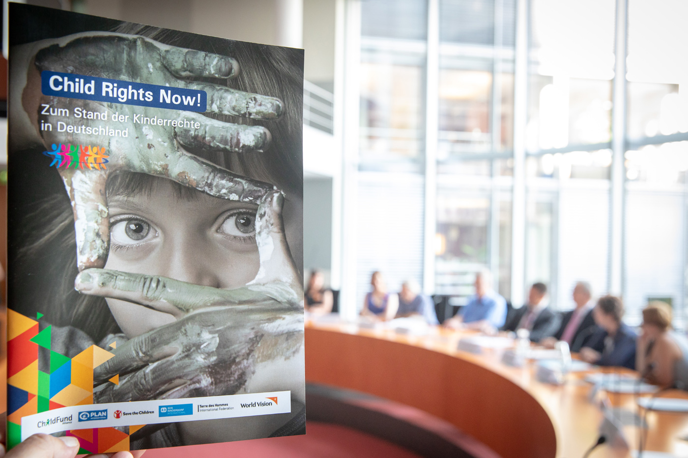 Im Bundestag stellten sechs Kinderhilfswerke, darunter World Vision, den Bericht "Child Rights Now" vor.