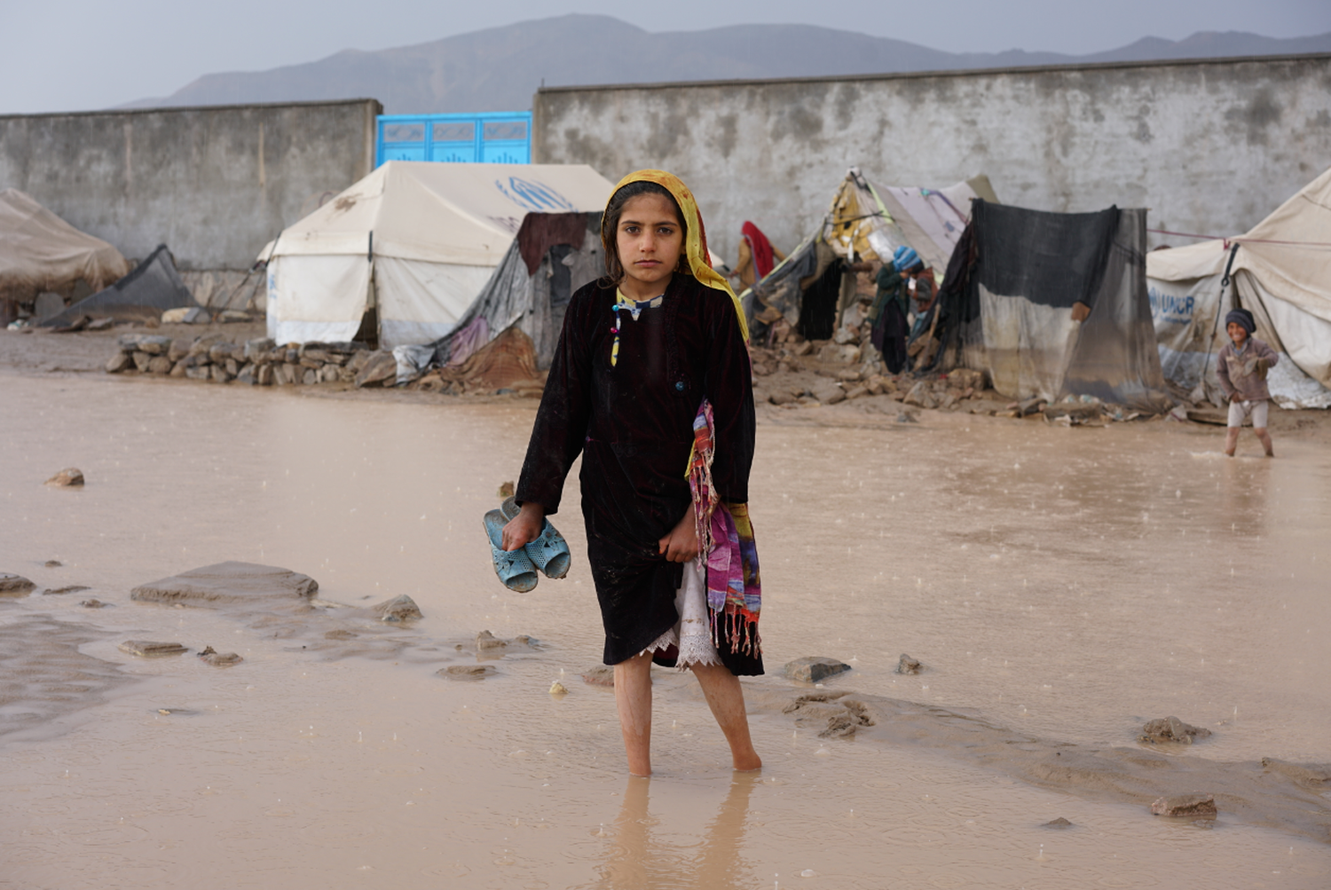 Überschwemmungen in Afghanistan: ein Mädchen in einem überfluteten Flüchtlingslager in Herat
