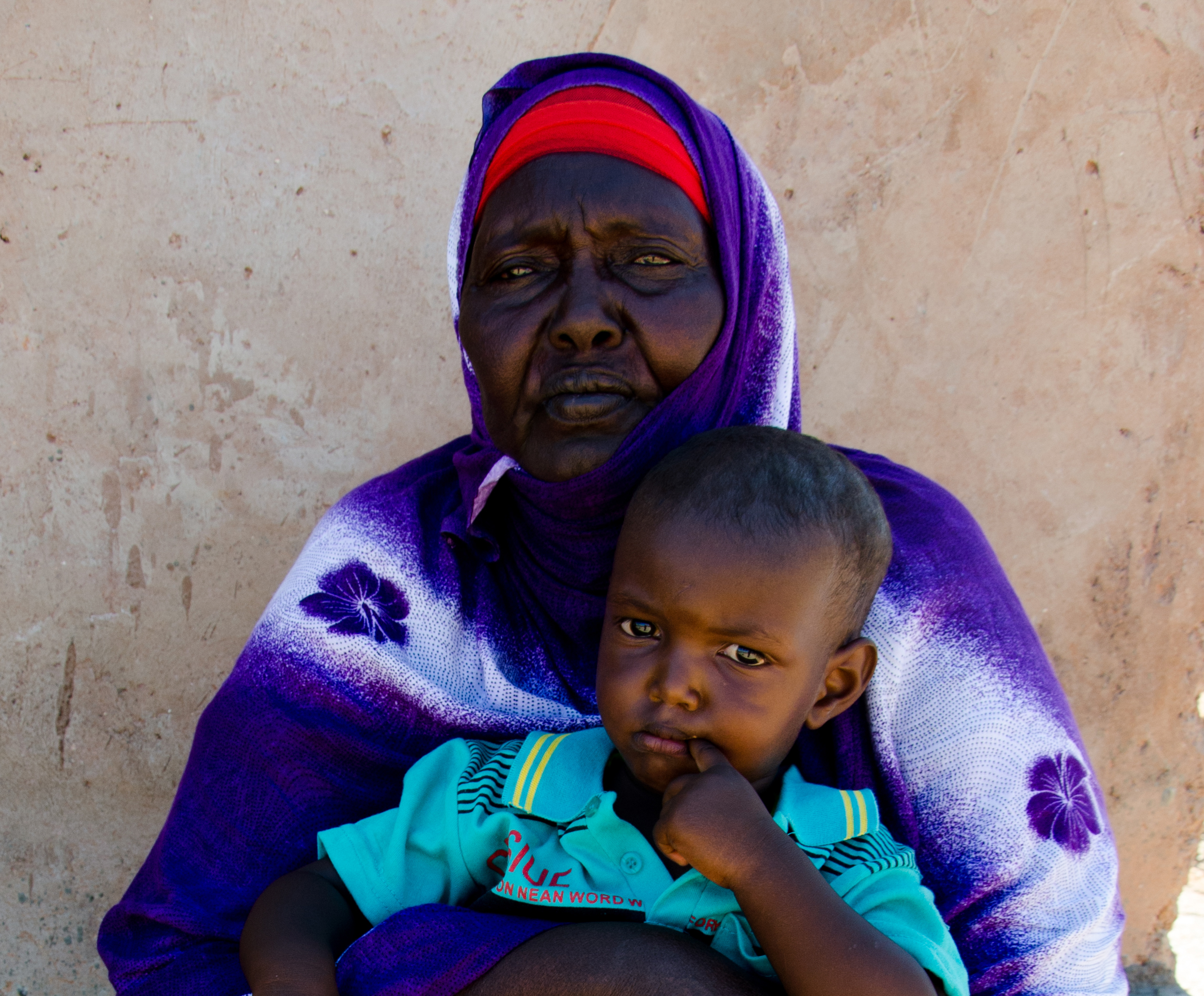 Dürre - Somalia - 60jährige Faduma mit Enkel
