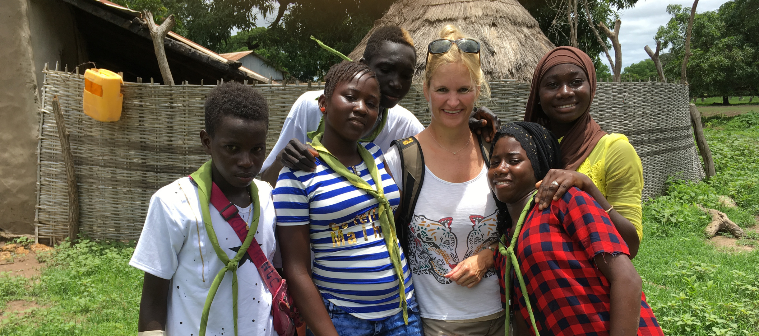 Eva Martin mit Jugendlichen im World Vision-Projekt gegen Mädchen-Beschneidung