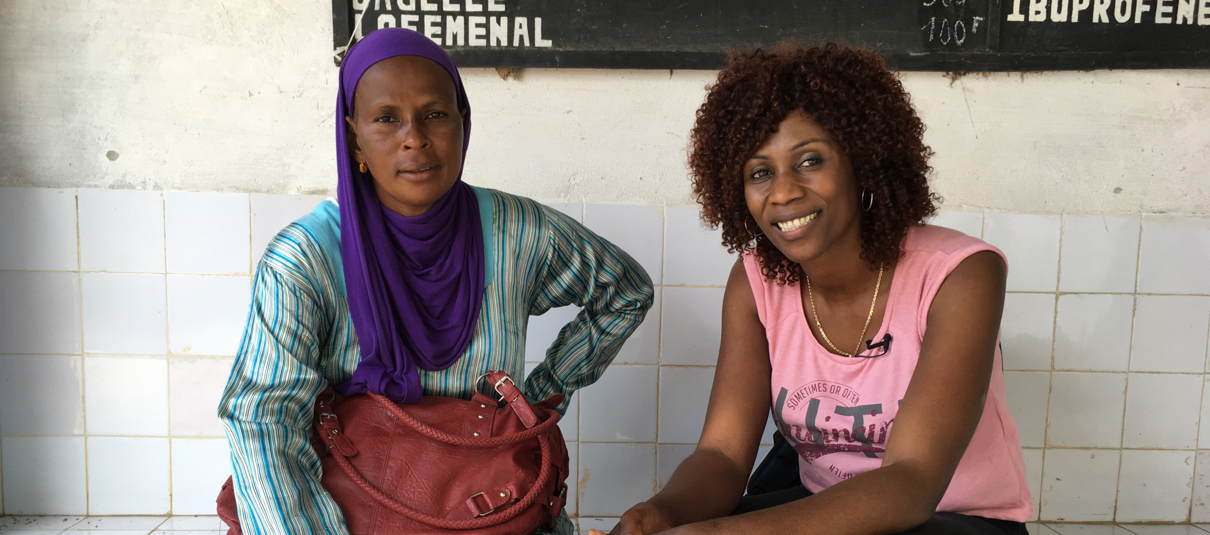 Musikerin Sister Fa und Gesundheitshelferin Mariama arbeiten zusammen gegen Mädchen-Beschneidung.