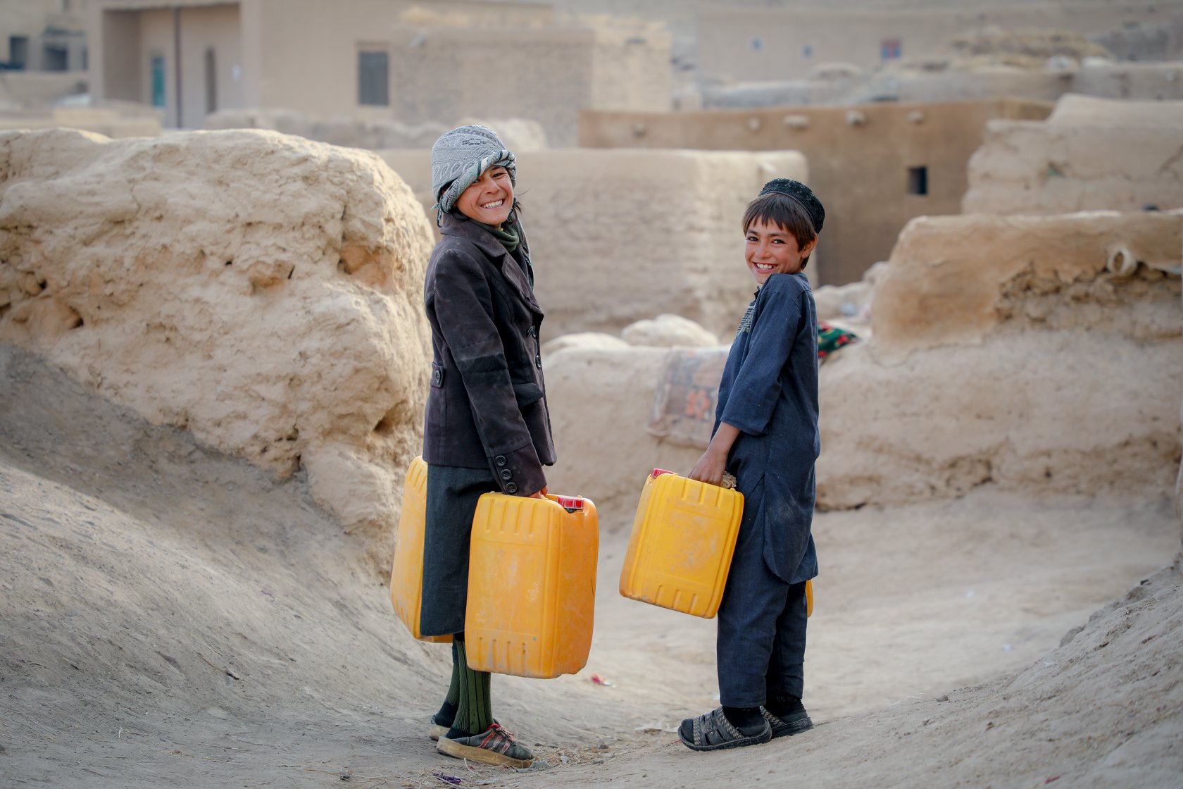 Kinder in Afghanistan haben durch World Vision sauberes Wasser