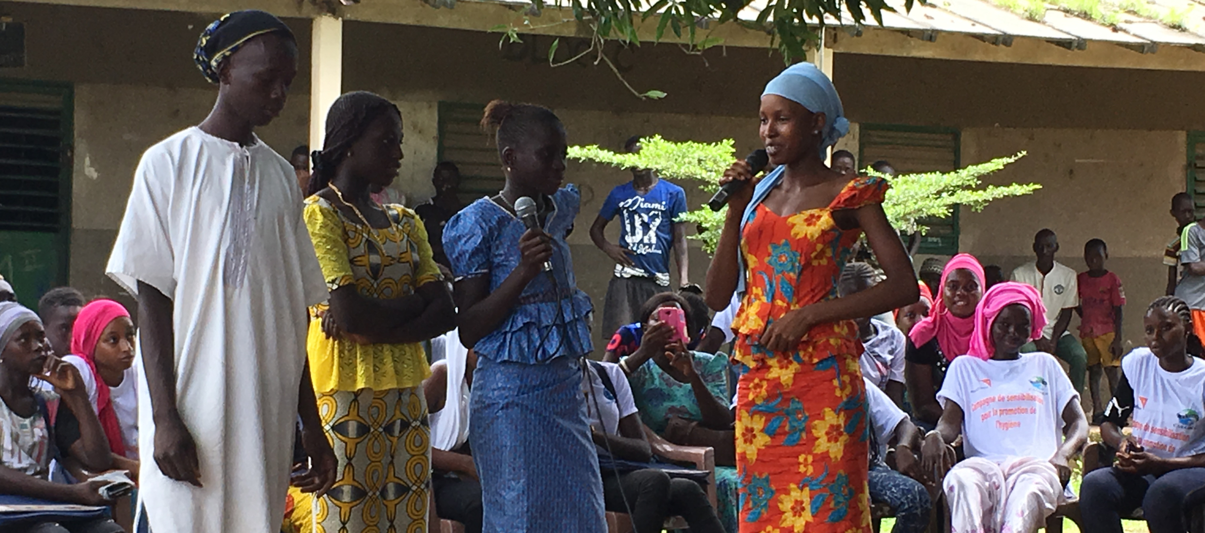 Theaterspiel von Mädchen im Senegal zu Beschneidung und Frühheirat