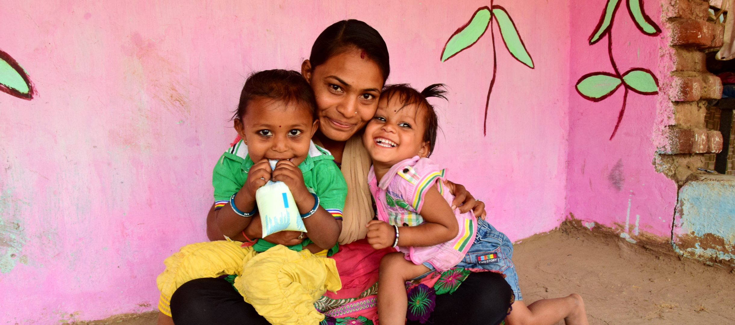 Mutter mit ihren zwei Kindern in Indien