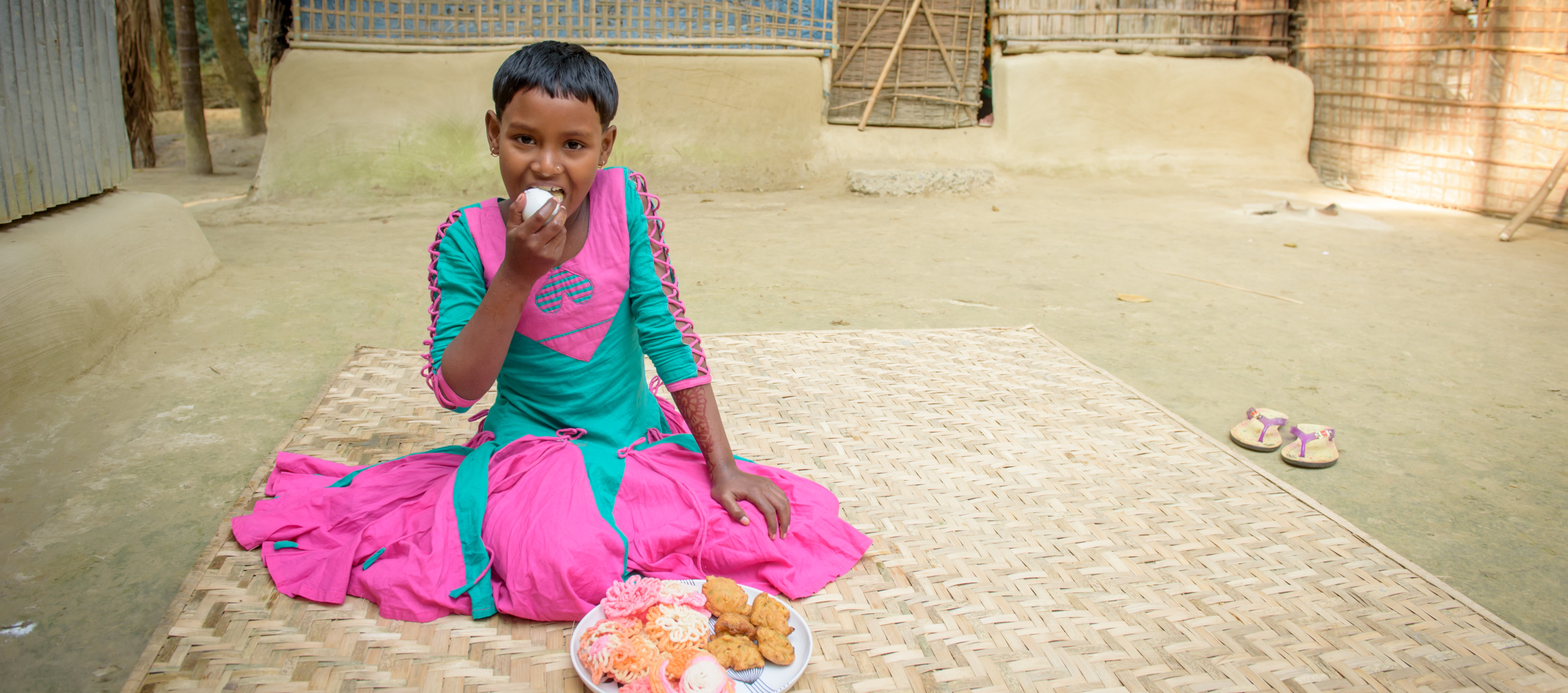Mädchen beim Essen in Bangladesch