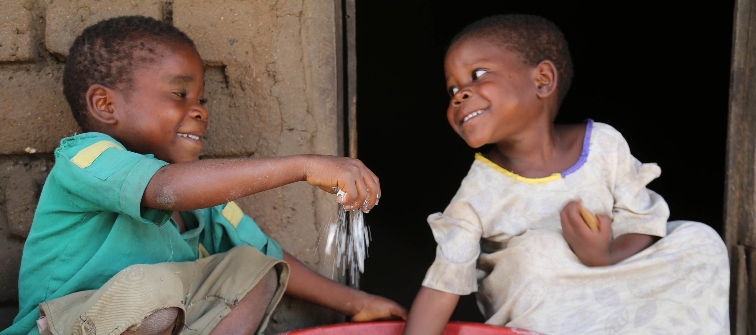 Kinder mit Maismehl in Malawi