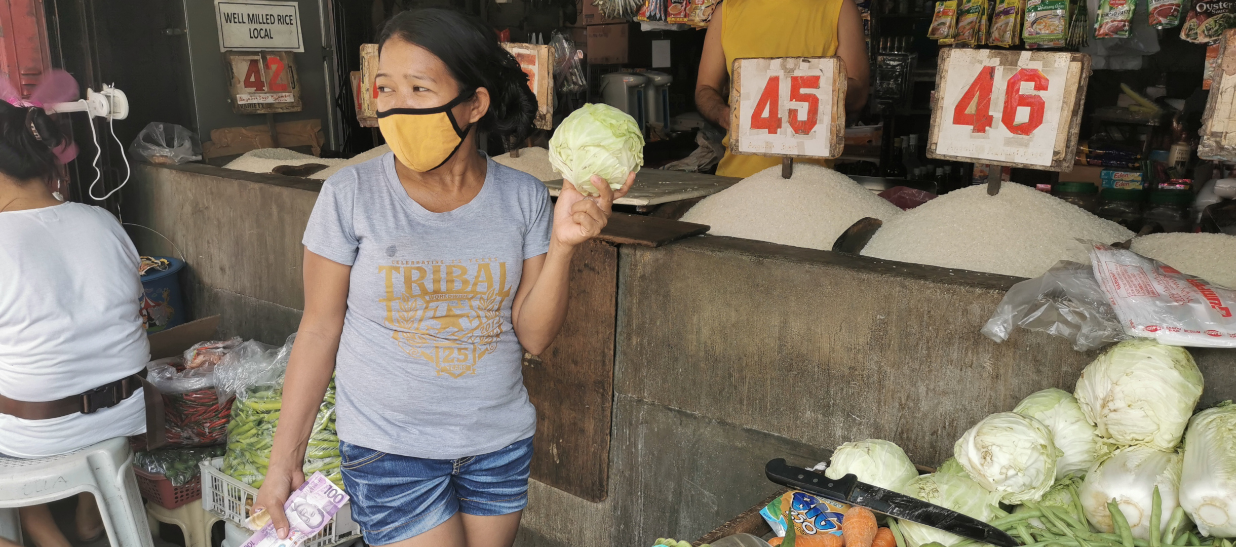Jessica von den Philippinen hat Reis und Gemüse gekauft