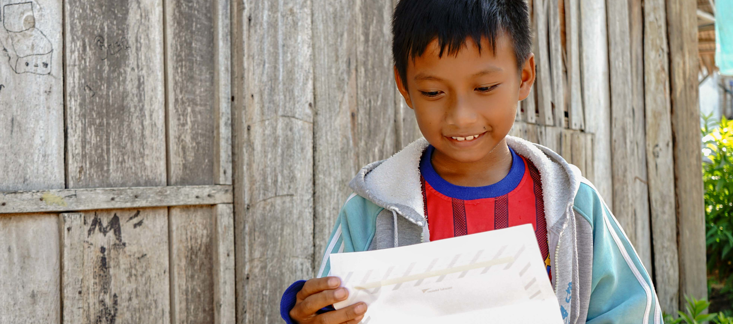 Patenkind Jacklyn aus Indonesien liest einen Brief.