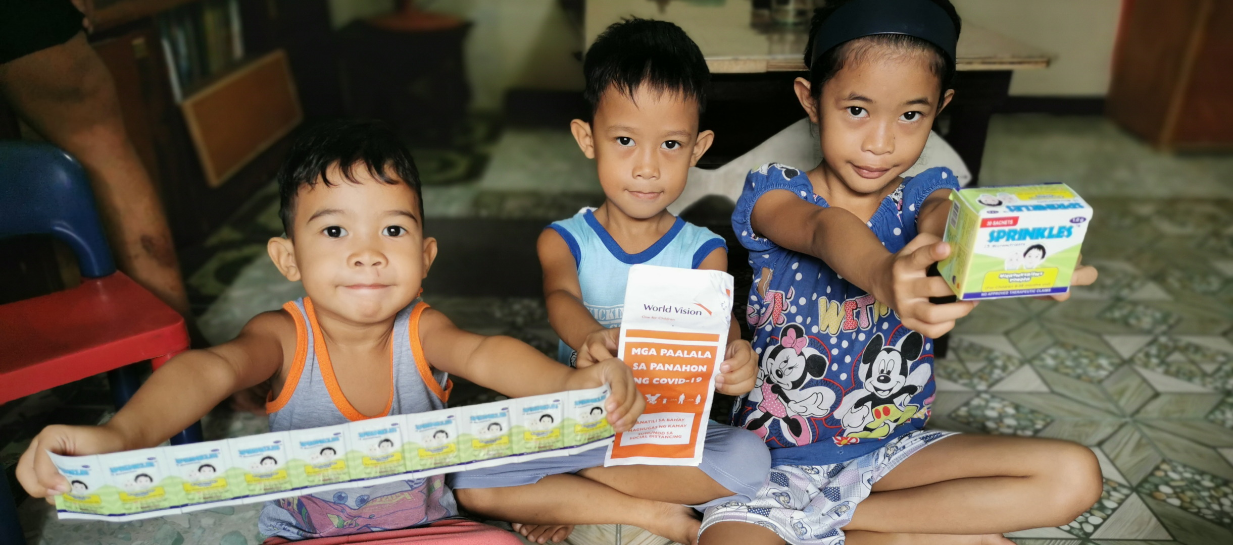 Kinder auf den Philippinen mit der erhaltenen Aufbaunahrung