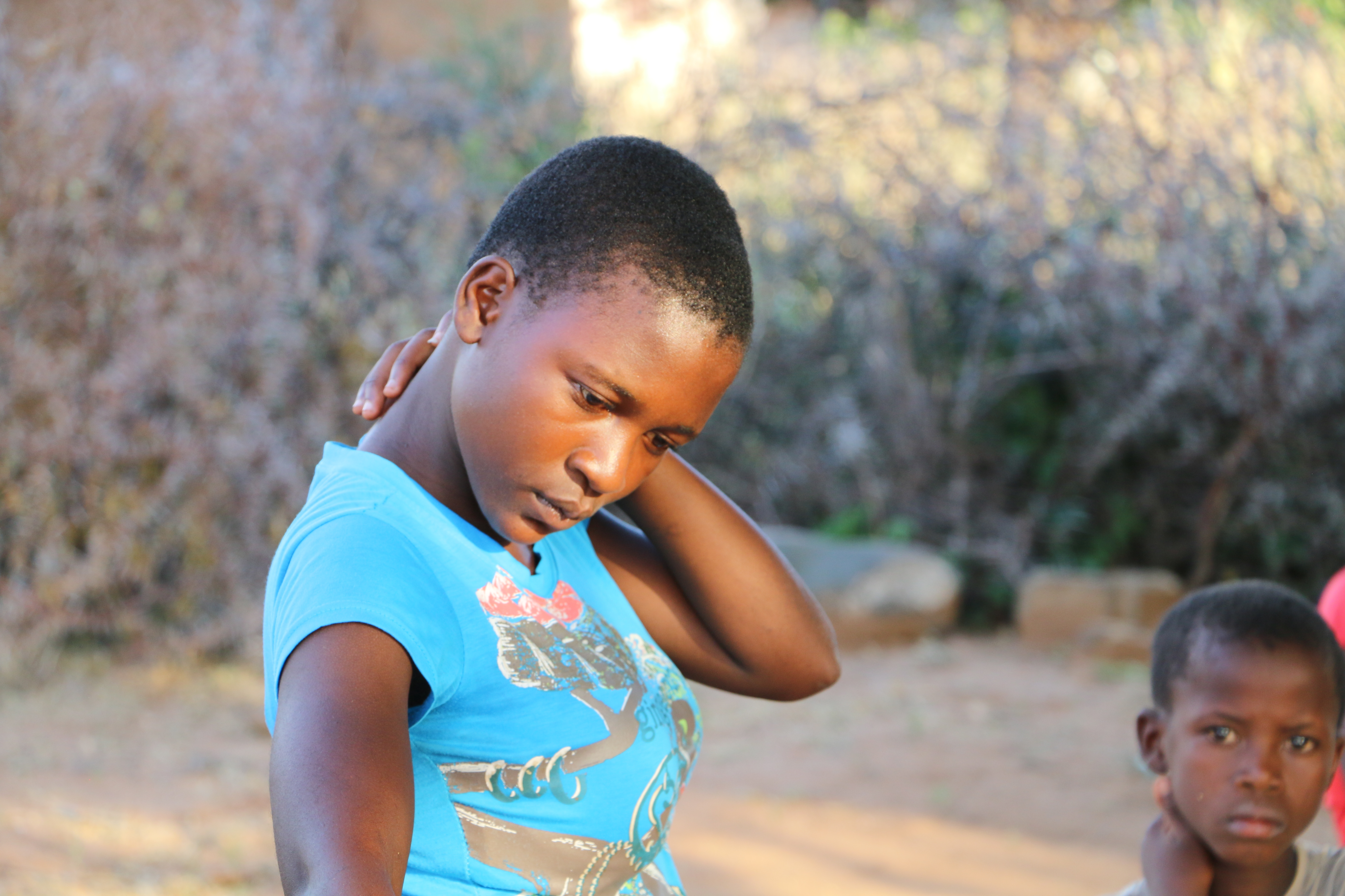 nachdenkliches Mädchen im Flüchtlingscamp in Simbabwe