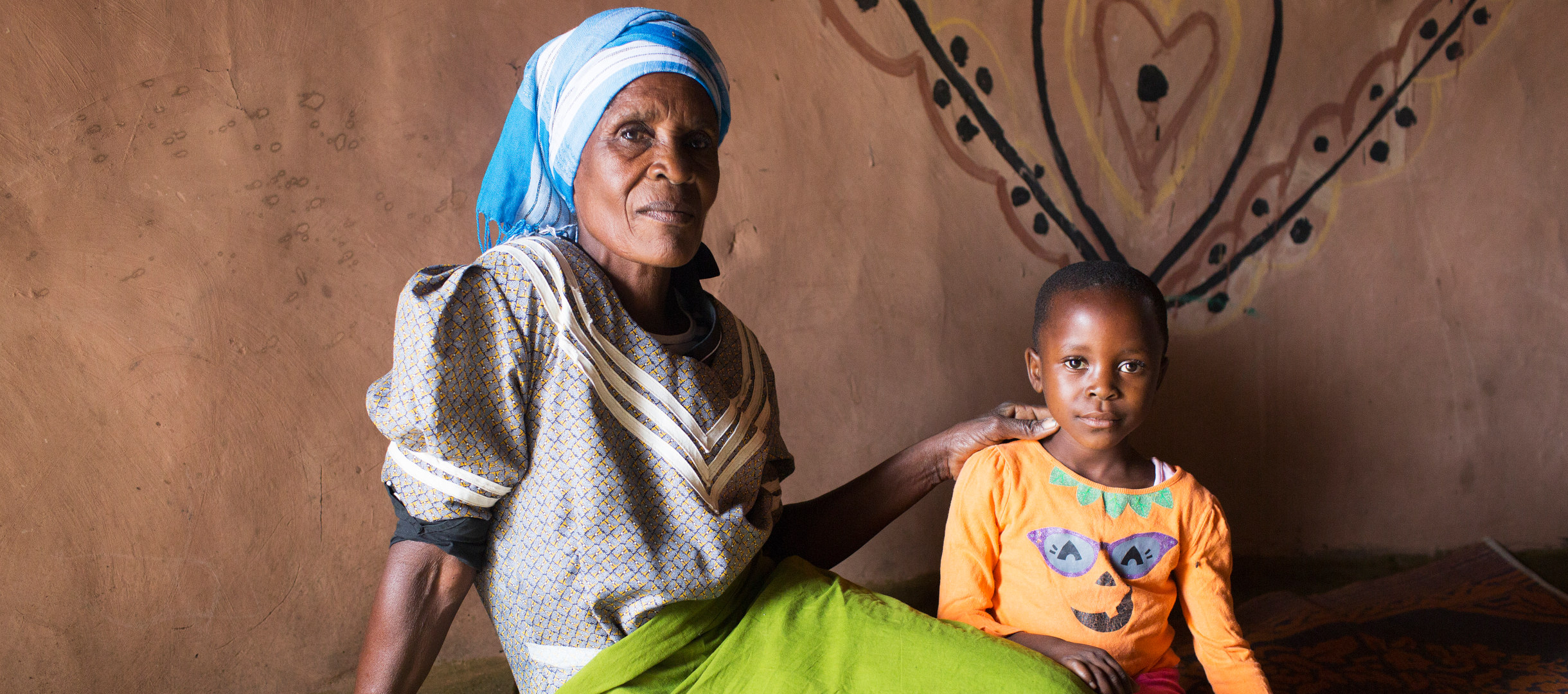 Patenkind mit seiner Großmutter in ihrem Haus in Simbabwe