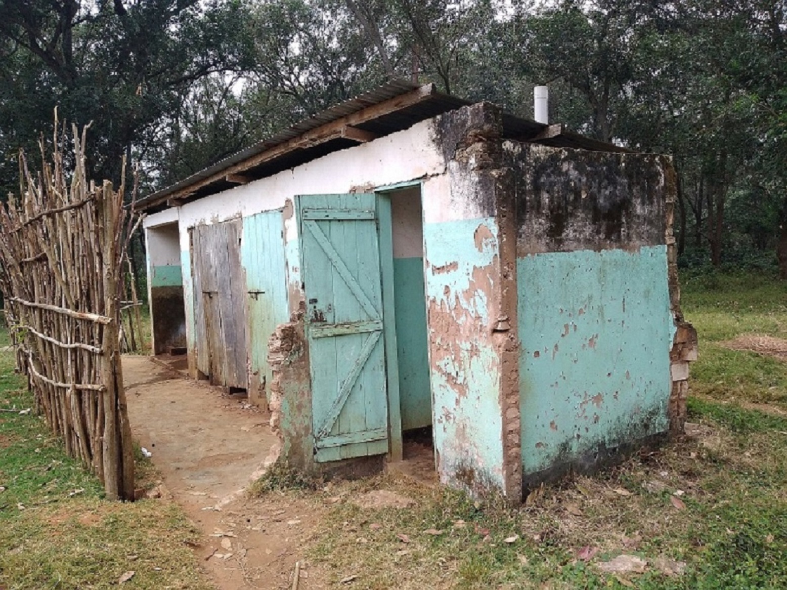Toilettenhaus nach Erdbeben