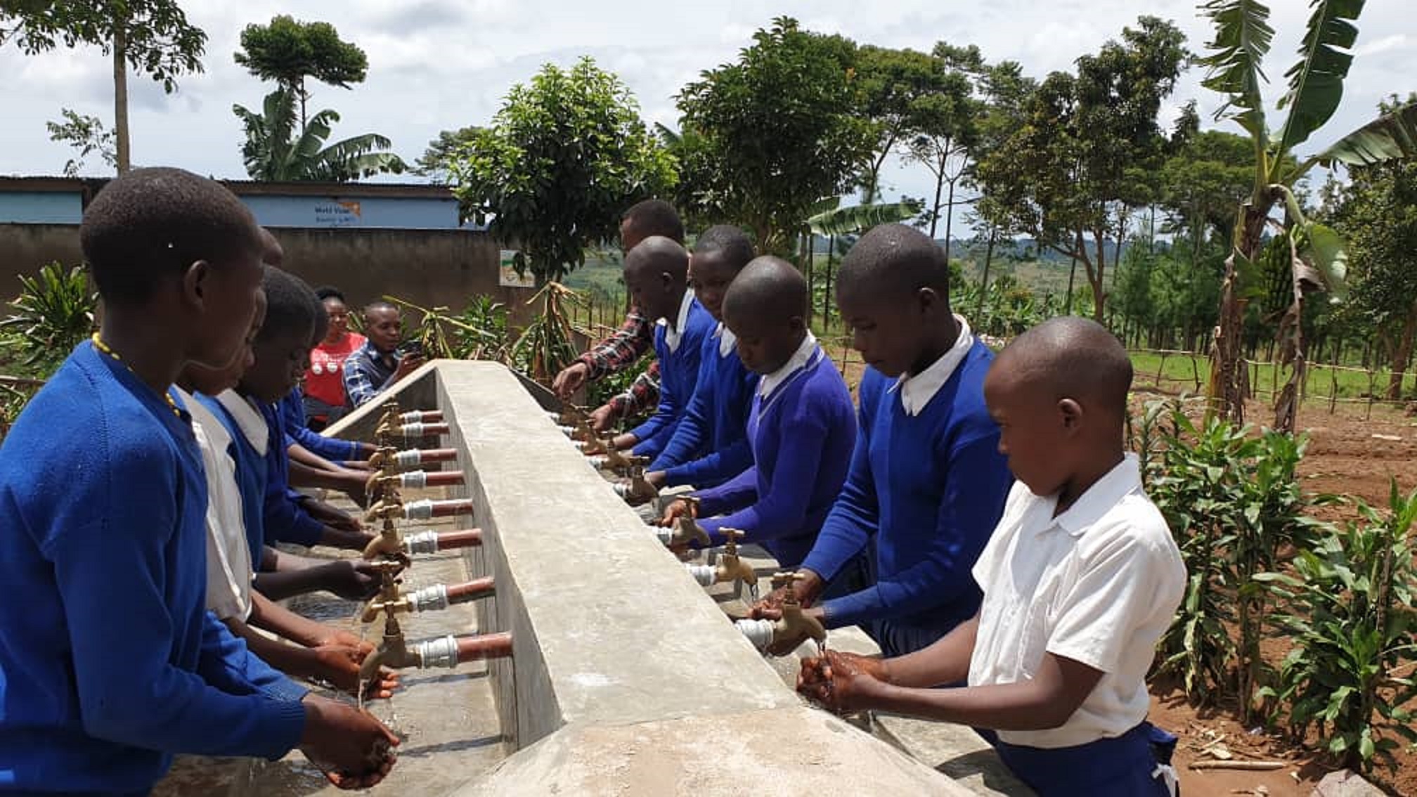 ProFiliis Tansania Schüler an Handwascheinrichtungen