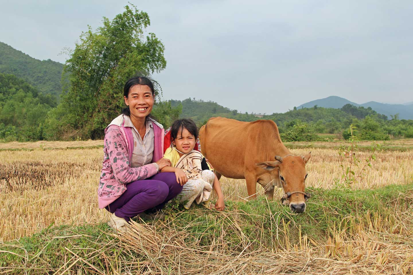 Huong und Tochter Hieu mit Kuh