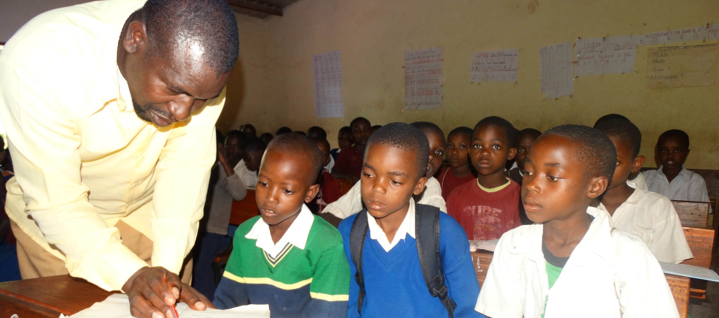 Patenkind Rahel aus Tansania im Unterricht