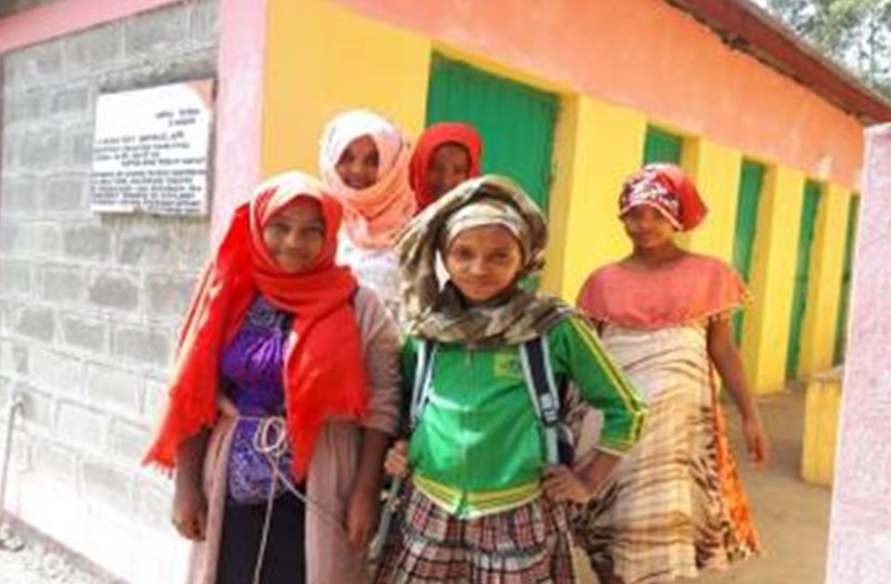 Krapichler Projekt Aethiopien Mädchen vor den neuen Latrinen