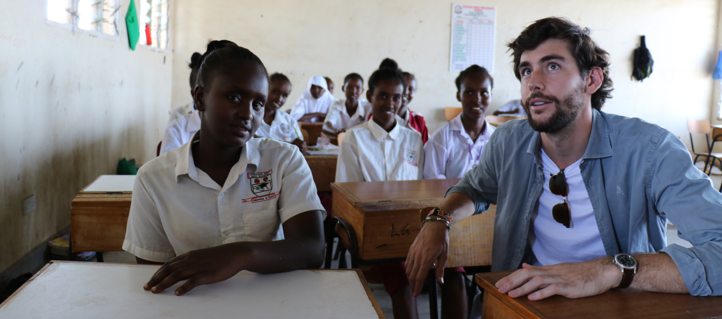 Alvaro Soler mit Schülerinnen einer Mittelschule in Kenia im Gespräch