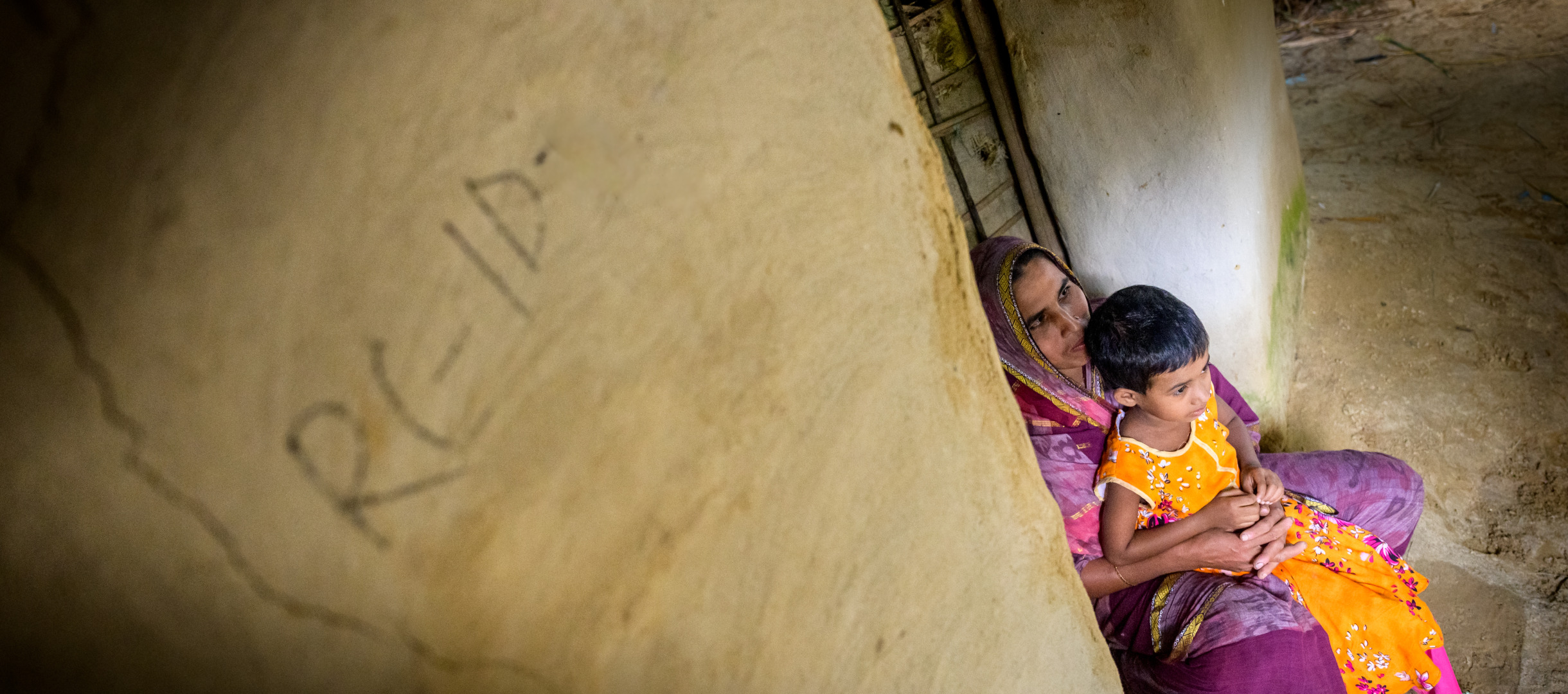 Patenkind Fahema mit ihrer Mutter vor ihrem Haus in Bangladesch