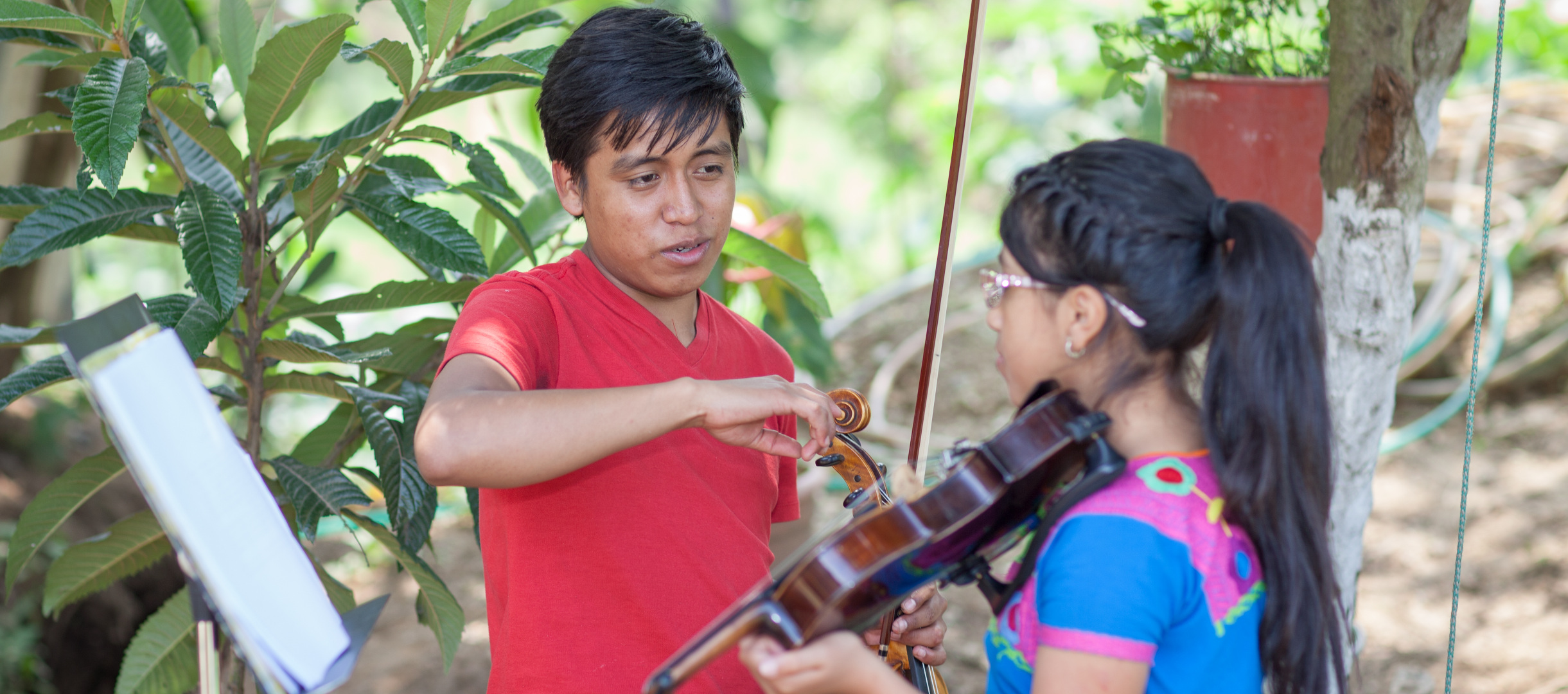 Ehemaliges Patenkind Gustavo beim Musikunterricht mit einer Schülerin