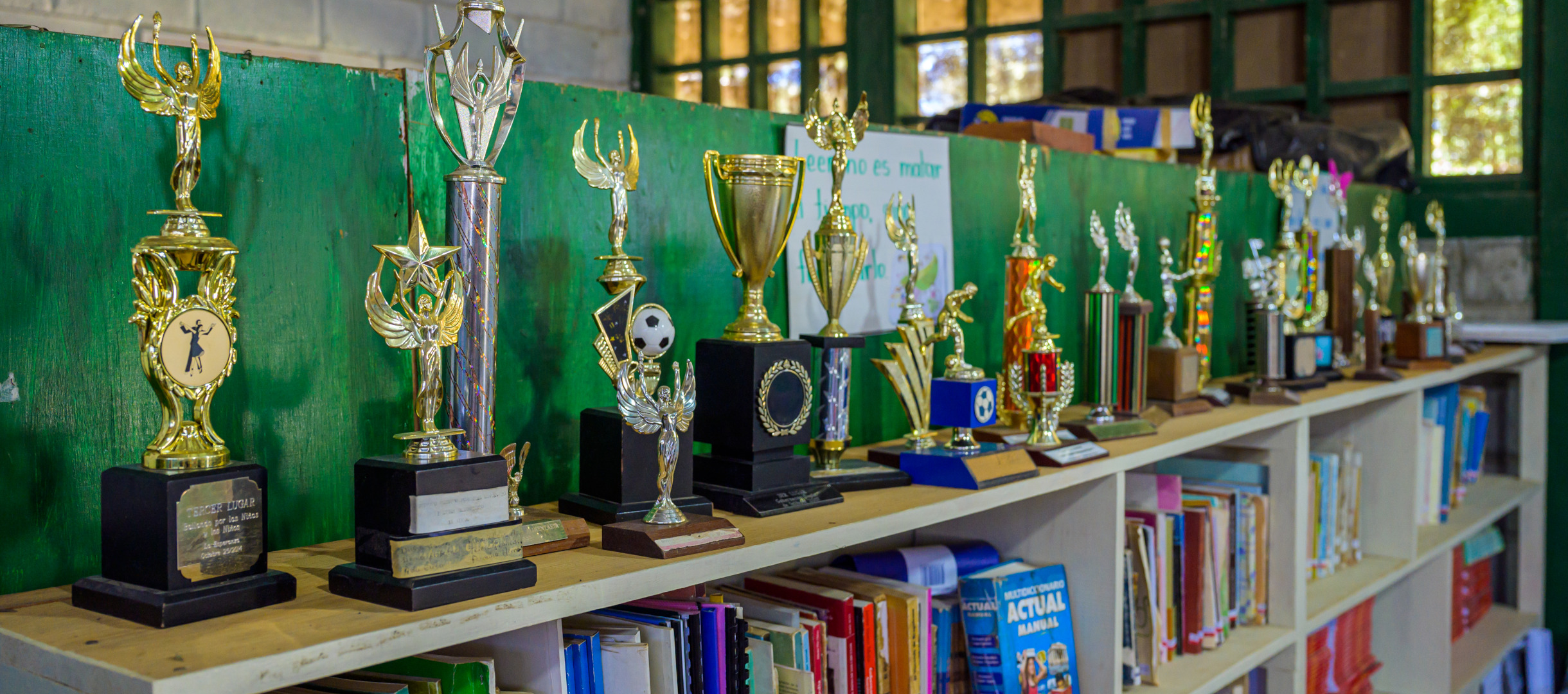 Auszeichnungen für Schüler werden in einer Schulbibliothek in Honduras ausgestellt