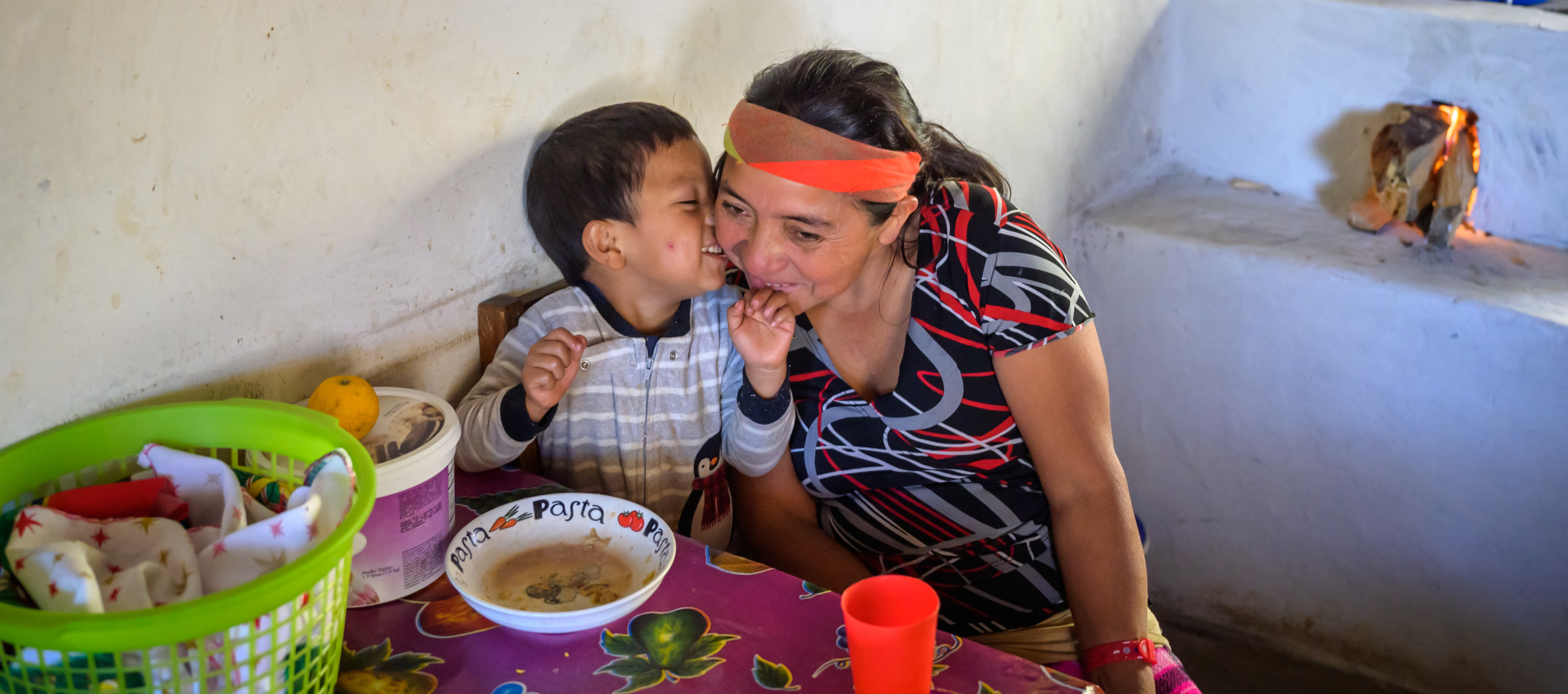 Gesundheitshelferin Carmen mit ihrem Enkel beim Essen
