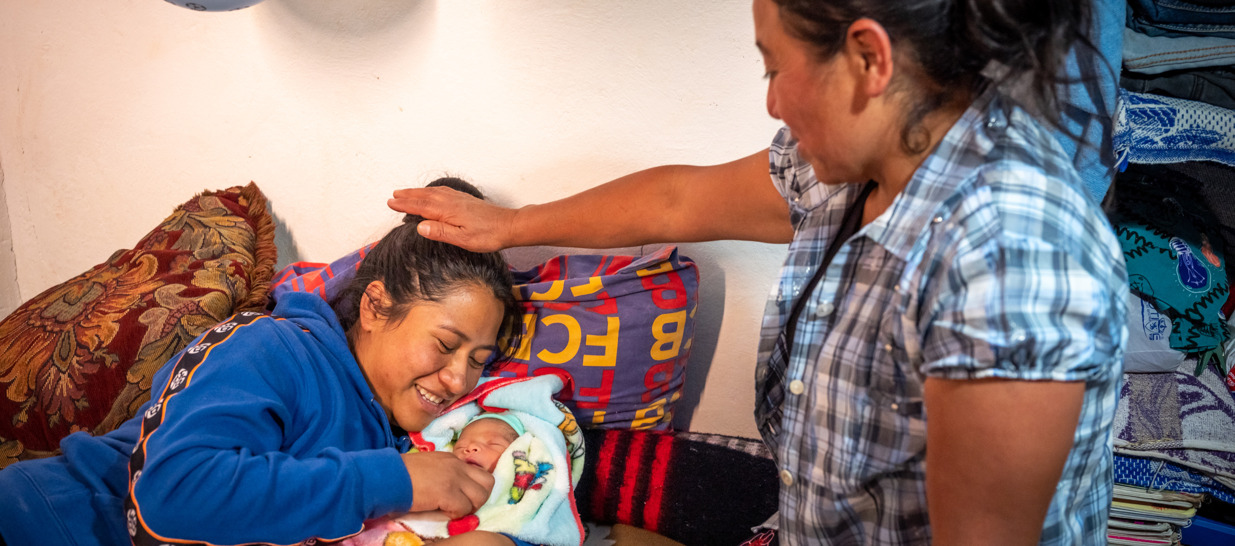 Carmen aus Honduras mit ihrer Tochter und ihrem neugeborenen Enkel