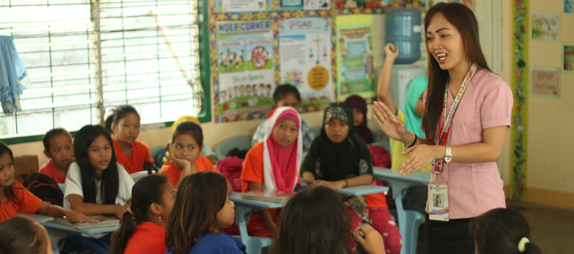 Lehrerin Irish im Unterricht auf den Philippinen
