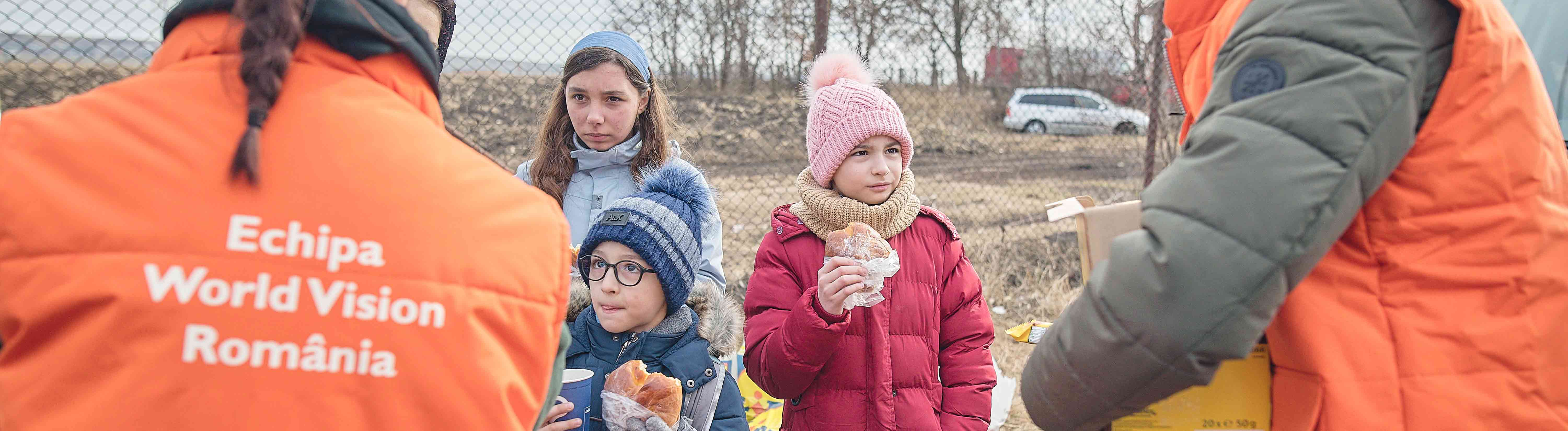 World Vision Mitarbeiter leisten Nothilfe für ukrainische Kinder