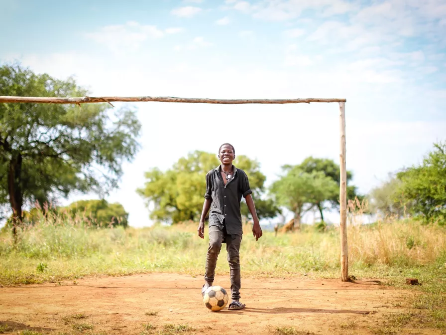 Eine Junge steht im Tor