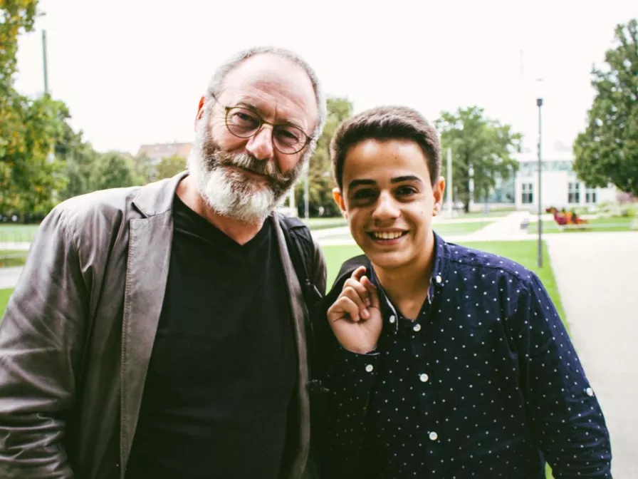 Liam Cunningham von Game of Thrones trifft den syrischen Flüchtling Hussam