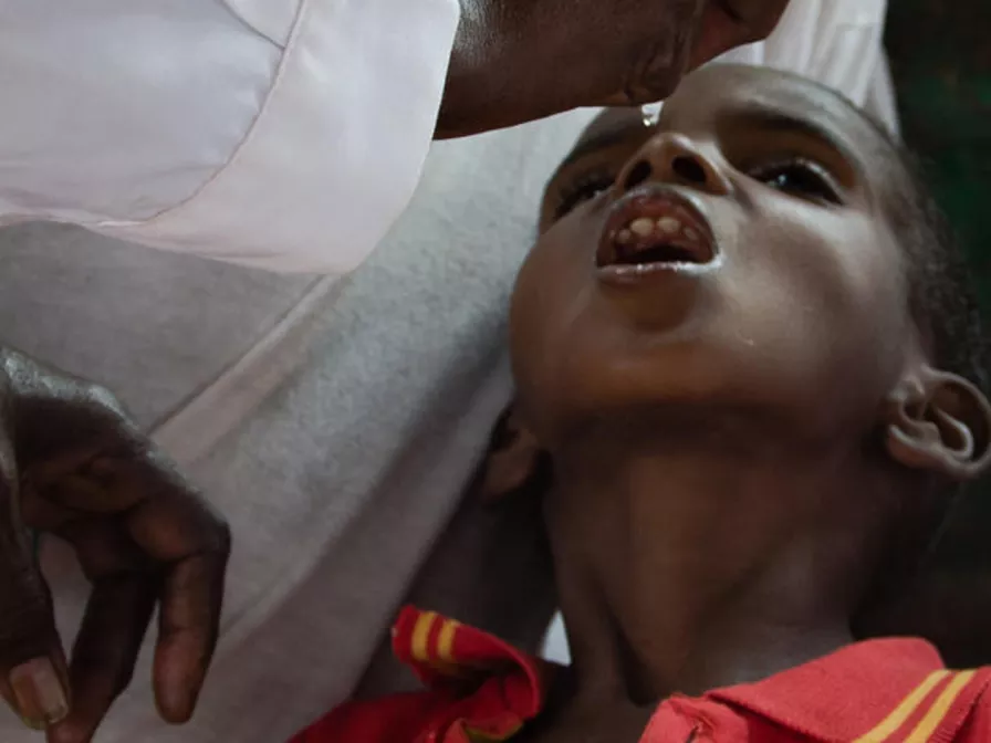 Hunger-Krise Ostafrika - Junge aus Somalia erhält Behandlung und Impfung