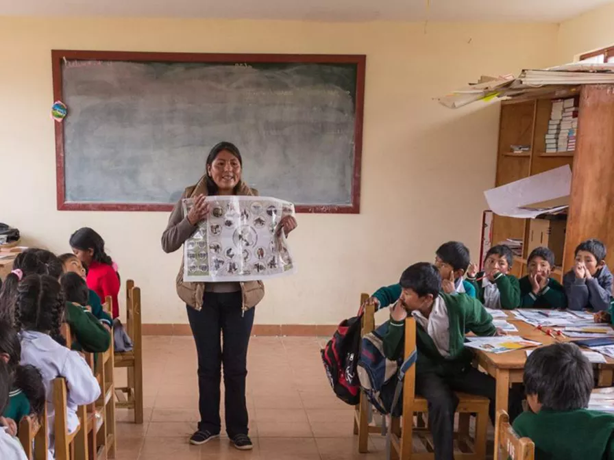 Ehemaliges Patenkind aus Bolivien gibt Kindern einen Schreib-Workshop.