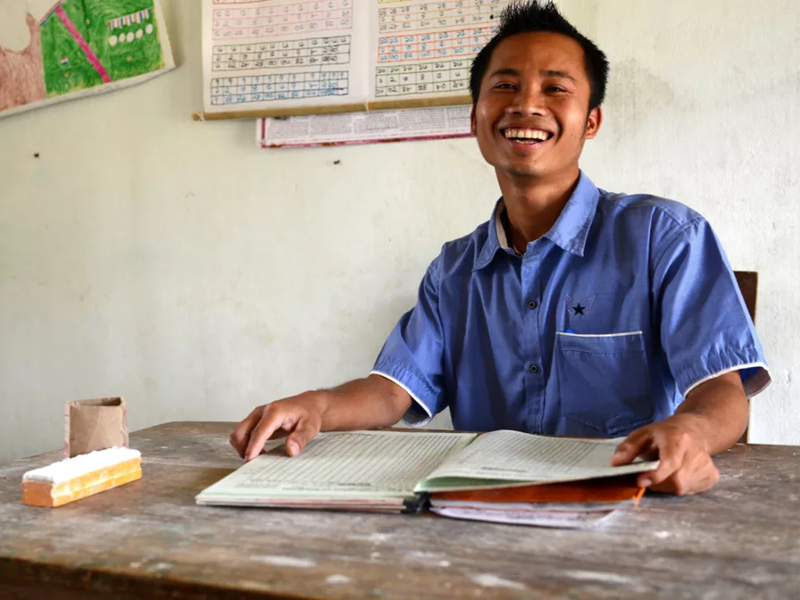 Ehemaliges World Vision Patenkind arbeitet heute als Lehrer.