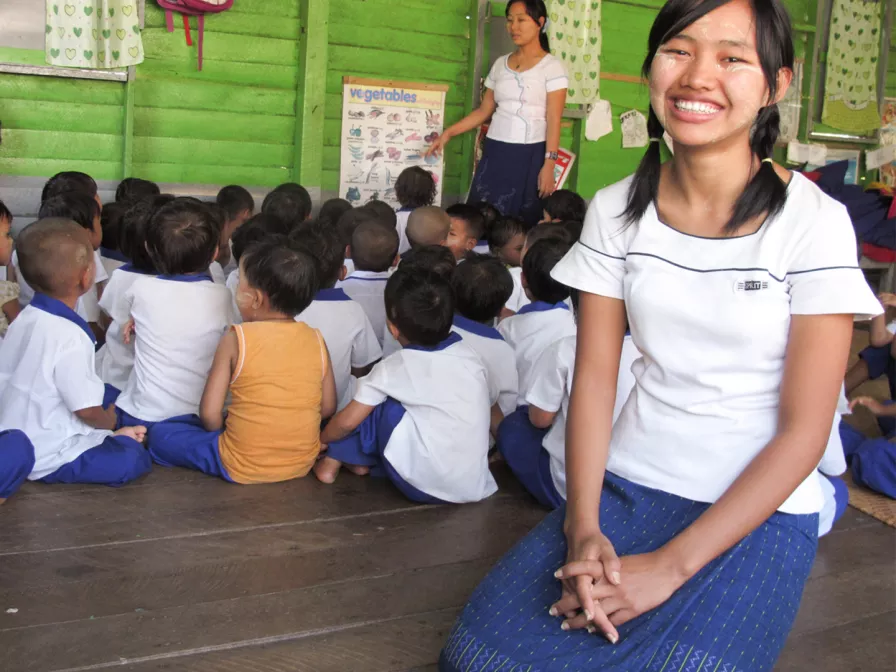 Ehemaliges Patenkind aus Myanmar freut sich, in einem Kindergarten mitzuarbeiten. 